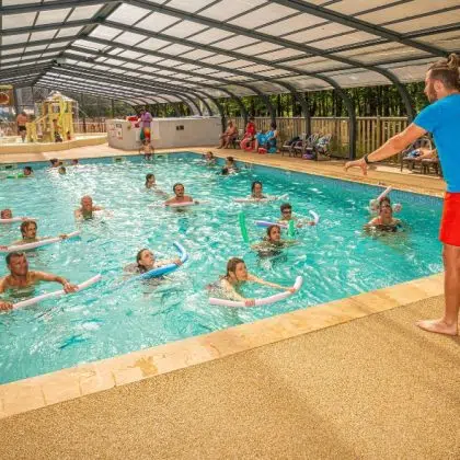 piscine couverte au camping à Hourtin en Gironde